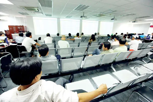 NĐT rất khó đoán định sự lên xuống thất thường của những mã CP thuộc diện cảnh báo. Ảnh: LÃ ANH NĐT rất khó đoán định sự lên xuống thất thường của những mã CP thuộc diện cảnh báo. Ảnh: LÃ ANH